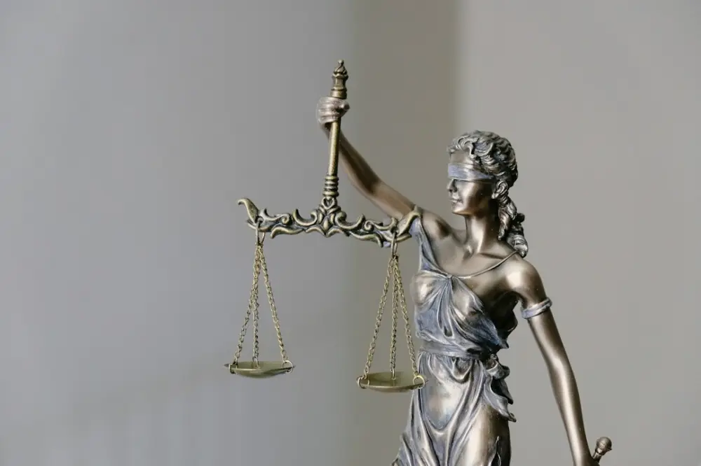 Lady justice statue with scales and sword, illustrating understanding access to qualified legal support